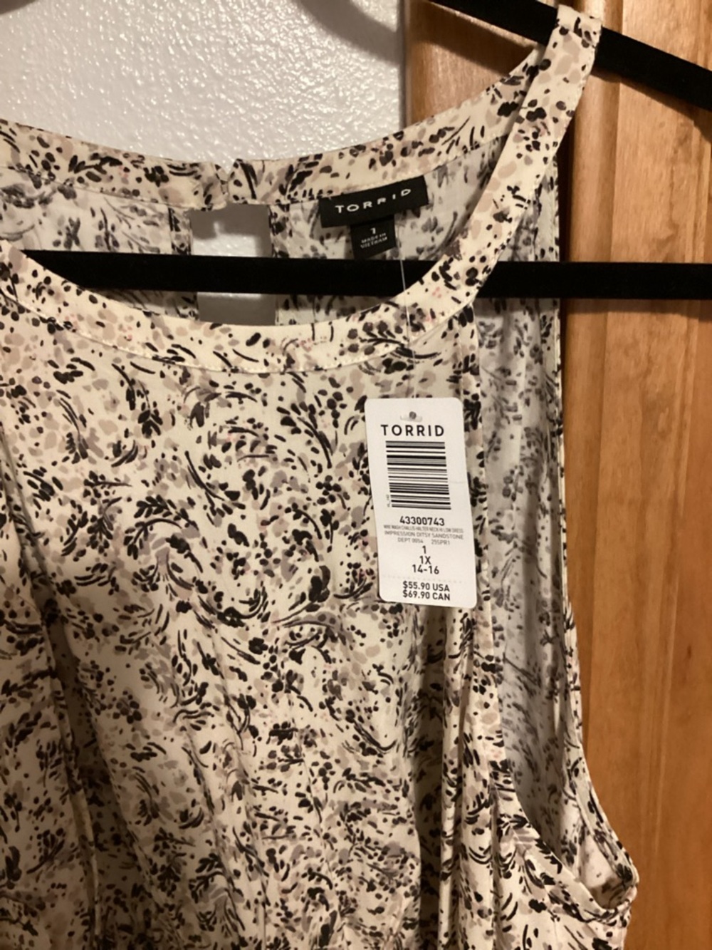 torrid Cream and Black Floral Halter style Maxi Dress, size 1 (14/16) NWT - Picture 3 of 10